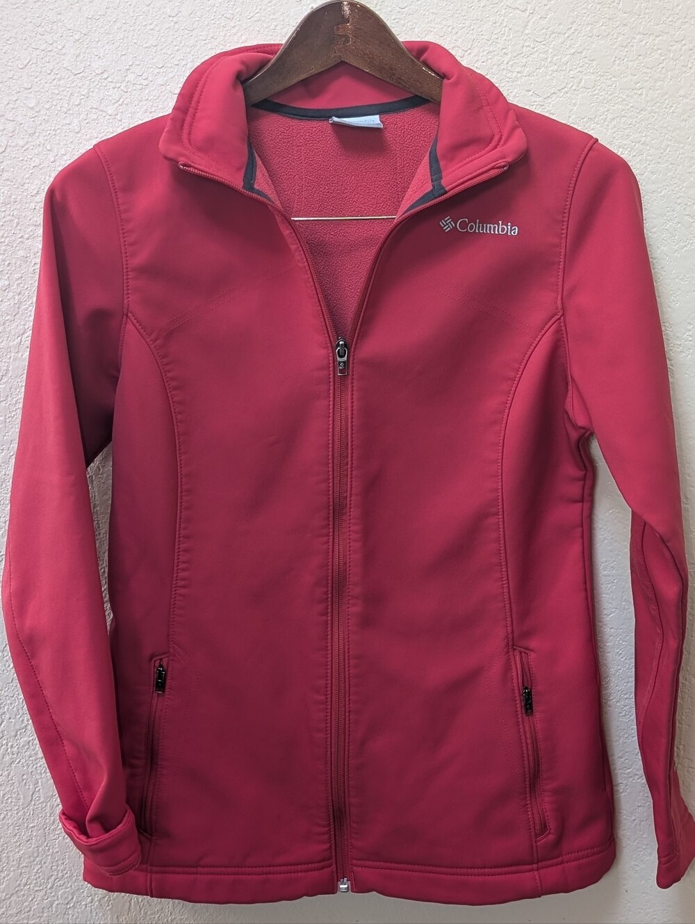 Red Columbia Full Zip Jacket With Zip Front Pockets. Size Small